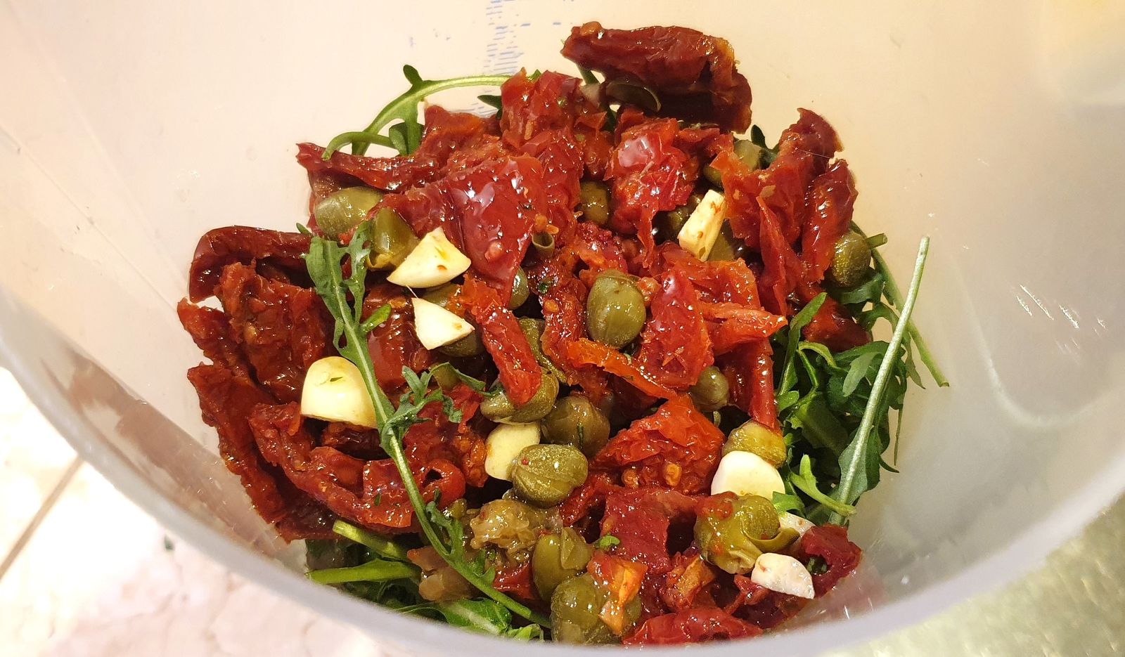 Pâtes au pesto de tomates séchées, rucola et ricotta