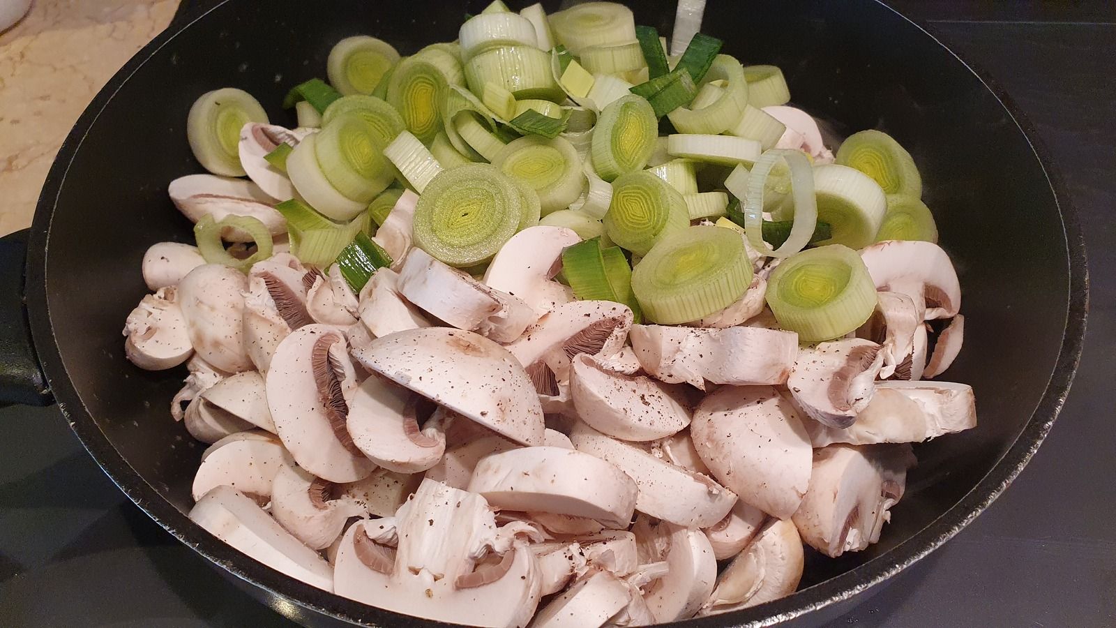 Gratin de patates douces, champignons et poireaux