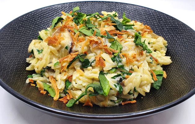 Pâtes au bleu, aux oignons caramélisés et épinards