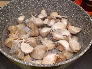 Escargots sur jus de persil et crème d'ail