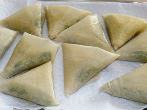 Samossas au chèvre, épinards et pignons