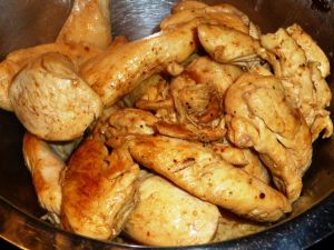 Filets de poulet flambés au cognac, sauce crème et échalotes