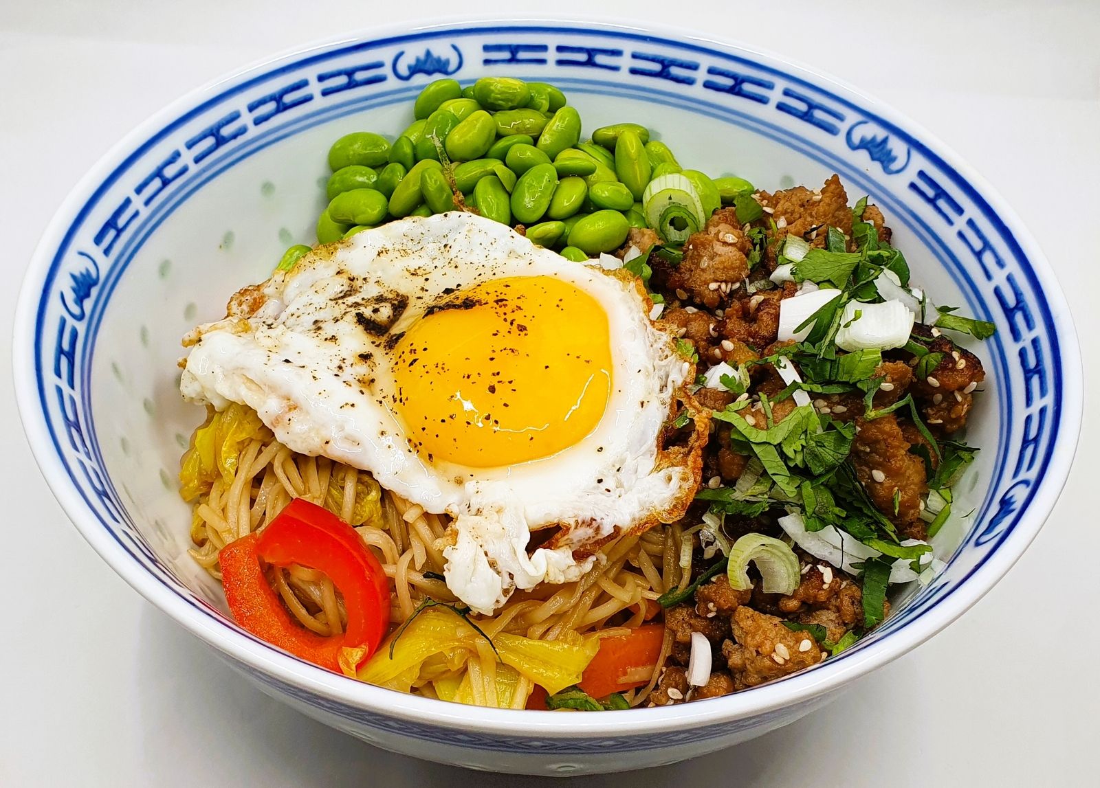 Bowl de porc caramélisé, légumes et nouilles chinoises