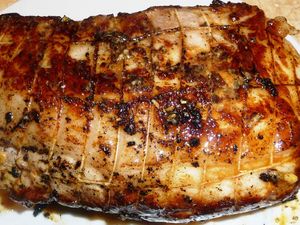 A gauche un rôti dans l'épaule, à droite un filet de porc