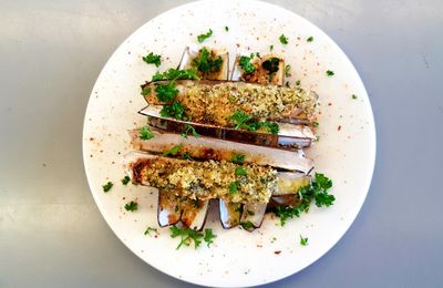 Couteaux de mer gratinés au beurre persillé