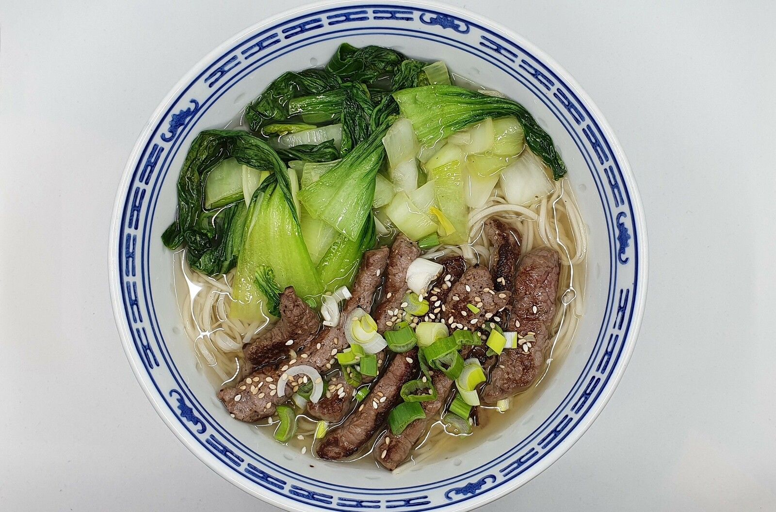 Soupe de nouilles chinoises au boeuf et pak choi