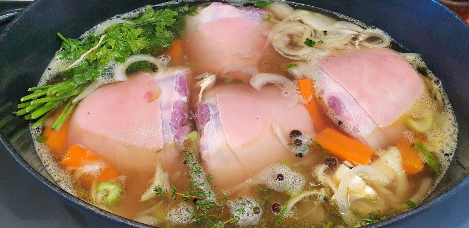 Jarrets de porc braisés, sauce à l'Epoisses