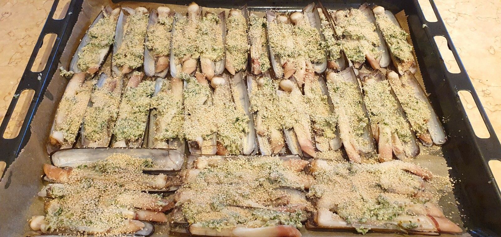 Couteaux de mer gratinés au beurre persillé