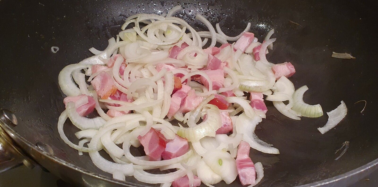 Poêlée de côtes de bettes, pommes de terre et lard fumé