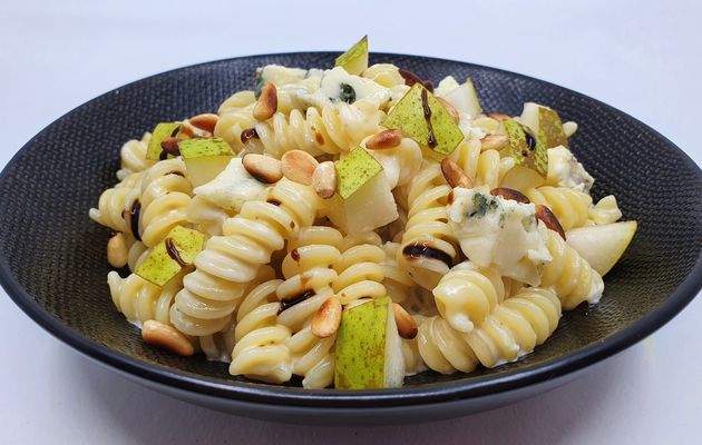 Pâtes au gorgonzola ou roquefort, poires et pignons