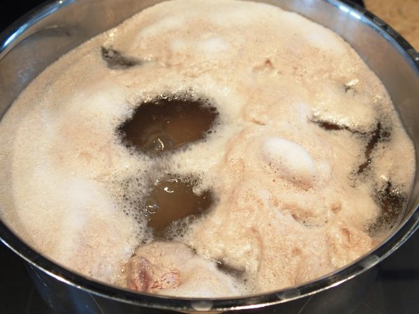 L'écume se forme à l'ébullition...