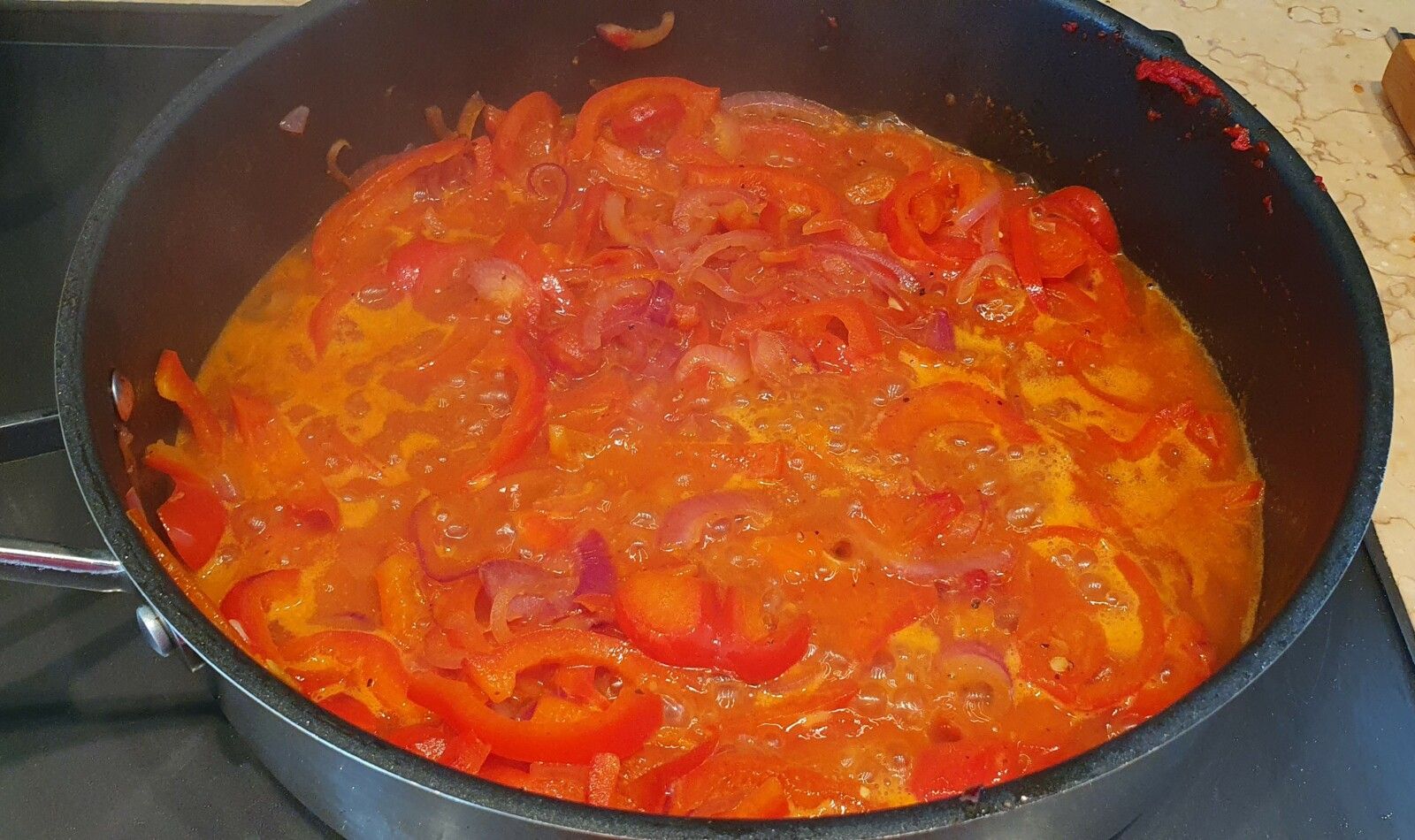 Steaks hachés maison, sauce aux poivrons et à la crème