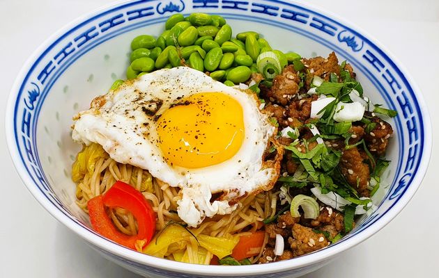 Bowl de porc caramélisé, légumes et nouilles chinoises