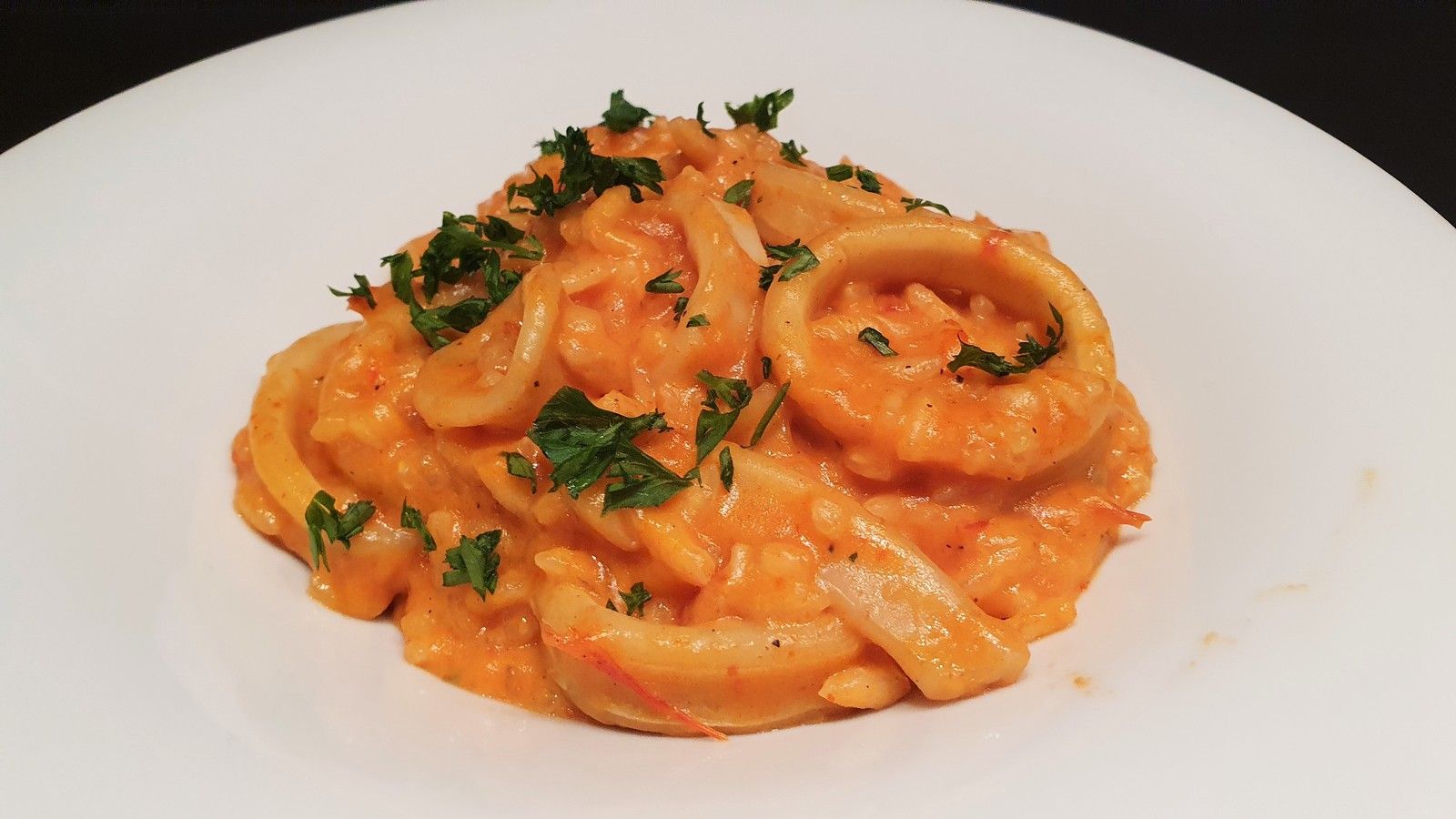 Risotto à la tomate et aux calamars