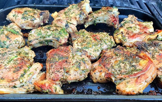 Côtelettes d'agneau marinées aux herbes