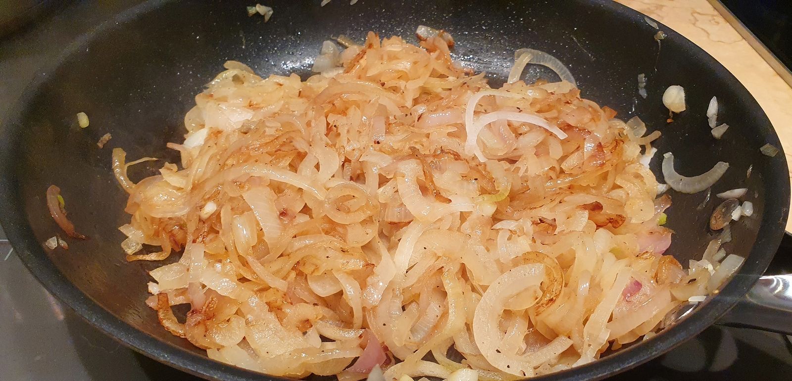 Pâtes au bleu, aux oignons caramélisés et épinards