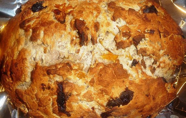 Pain à la farine de châtaigne, abricots et pruneaux