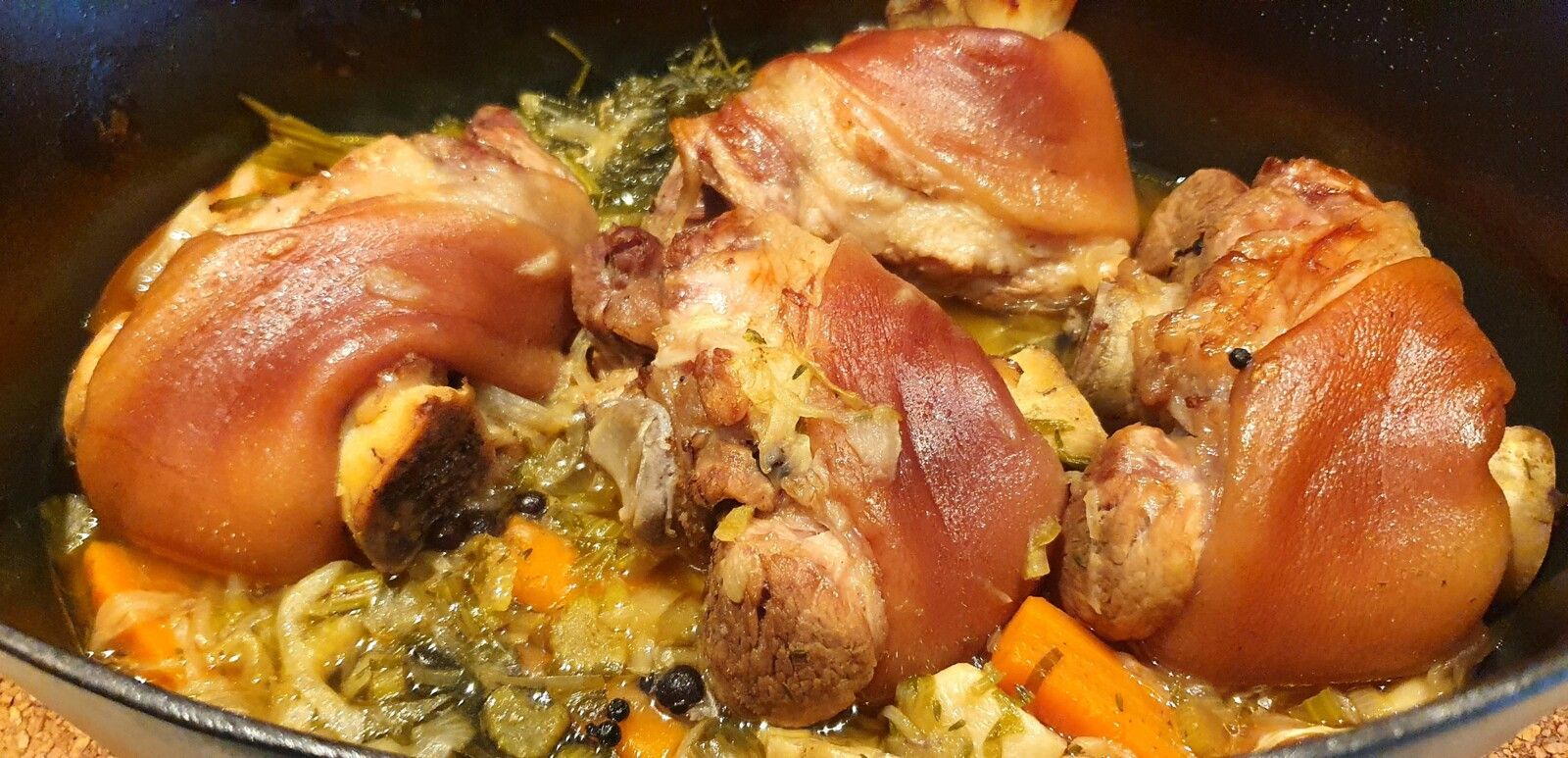 Jarrets de porc braisés, sauce à l'Epoisses