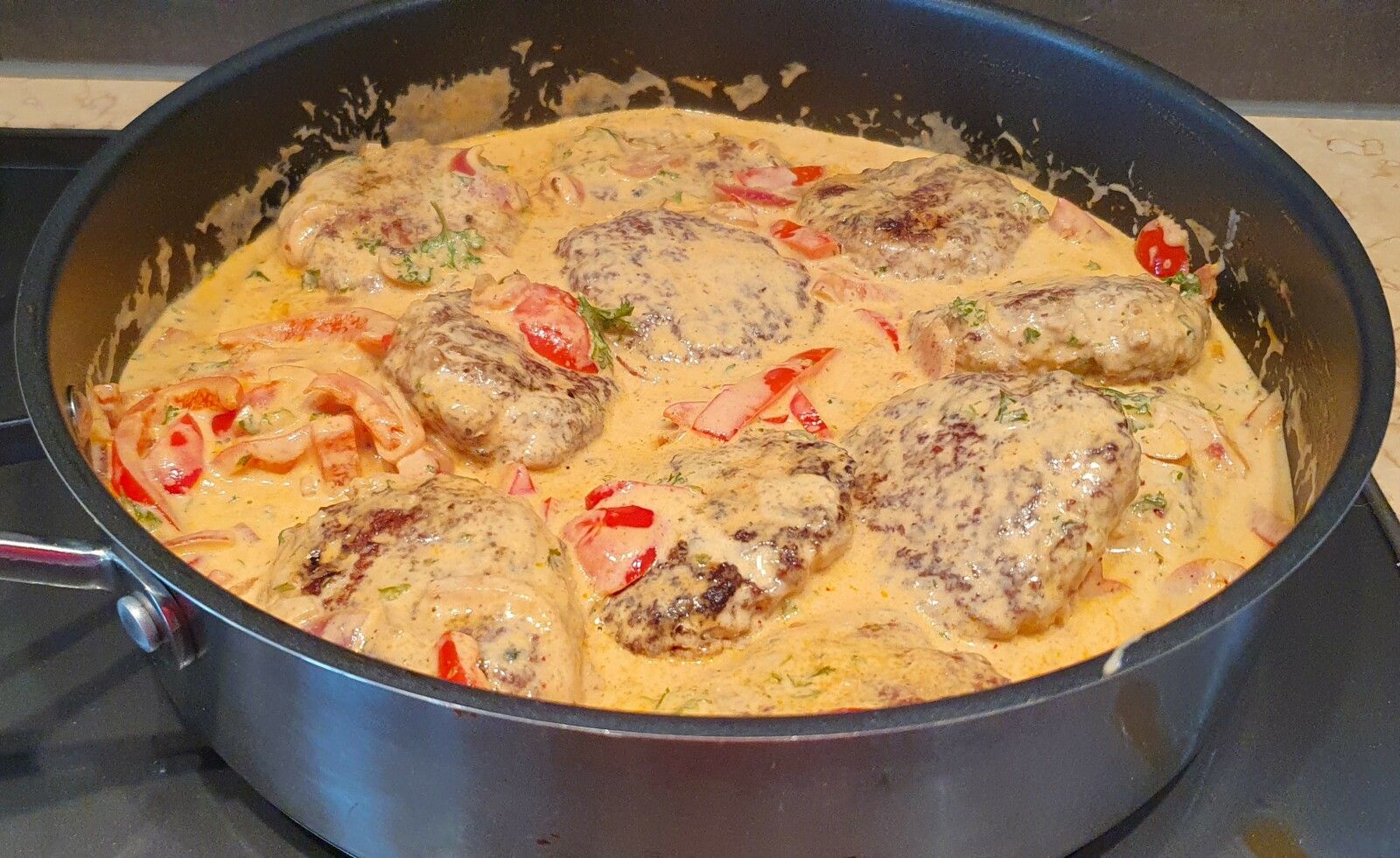 Steaks hachés maison, sauce aux poivrons et à la crème