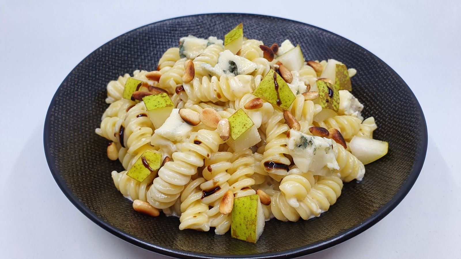 Pâtes au gorgonzola ou roquefort, poires et pignons