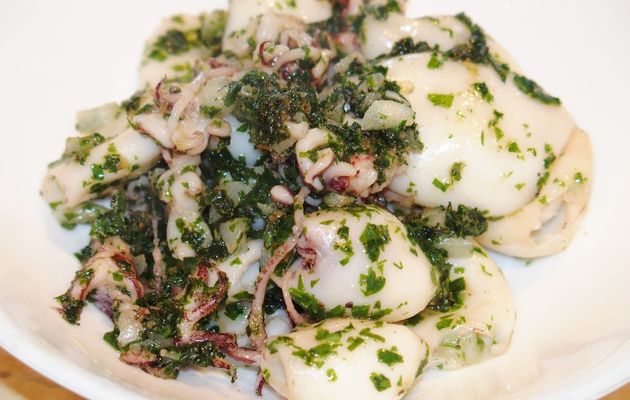 Petits calamars sautés à l'ail et au persil