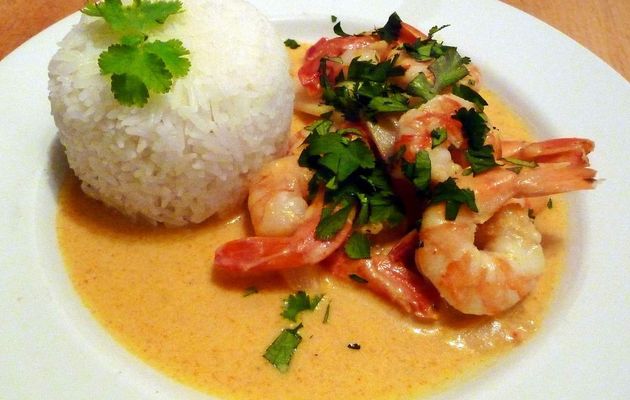 Crevettes au curry rouge