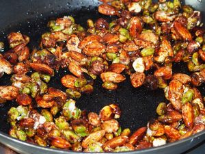 Nougat glacé, coulis de fruits de la passion