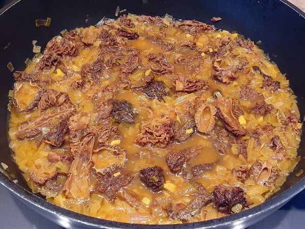 Pâtes aux morilles, crevettes et safran