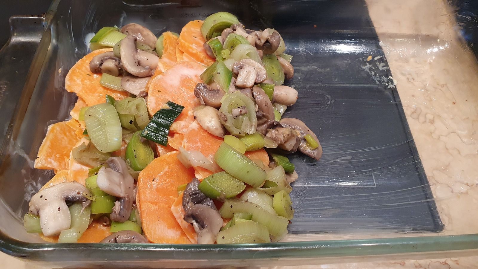 Gratin de patates douces, champignons et poireaux