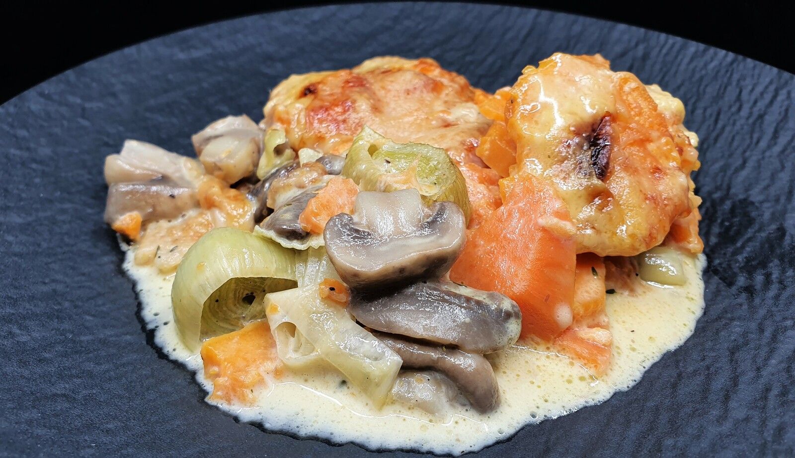 Gratin de patates douces, champignons et poireaux