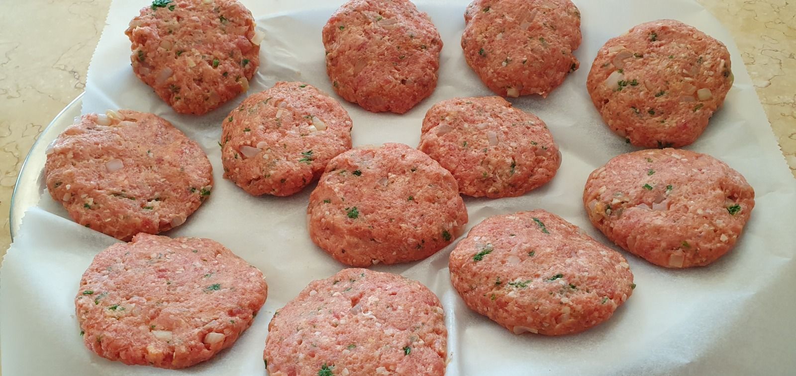 Steaks hachés maison, sauce aux poivrons et à la crème