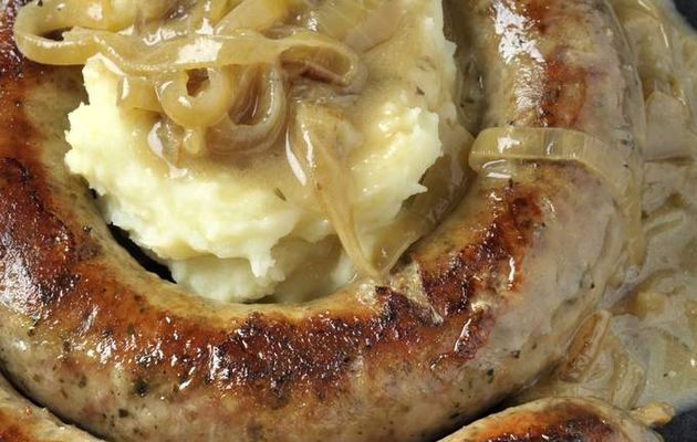 Saucisse à rôtir, sauce aux oignons