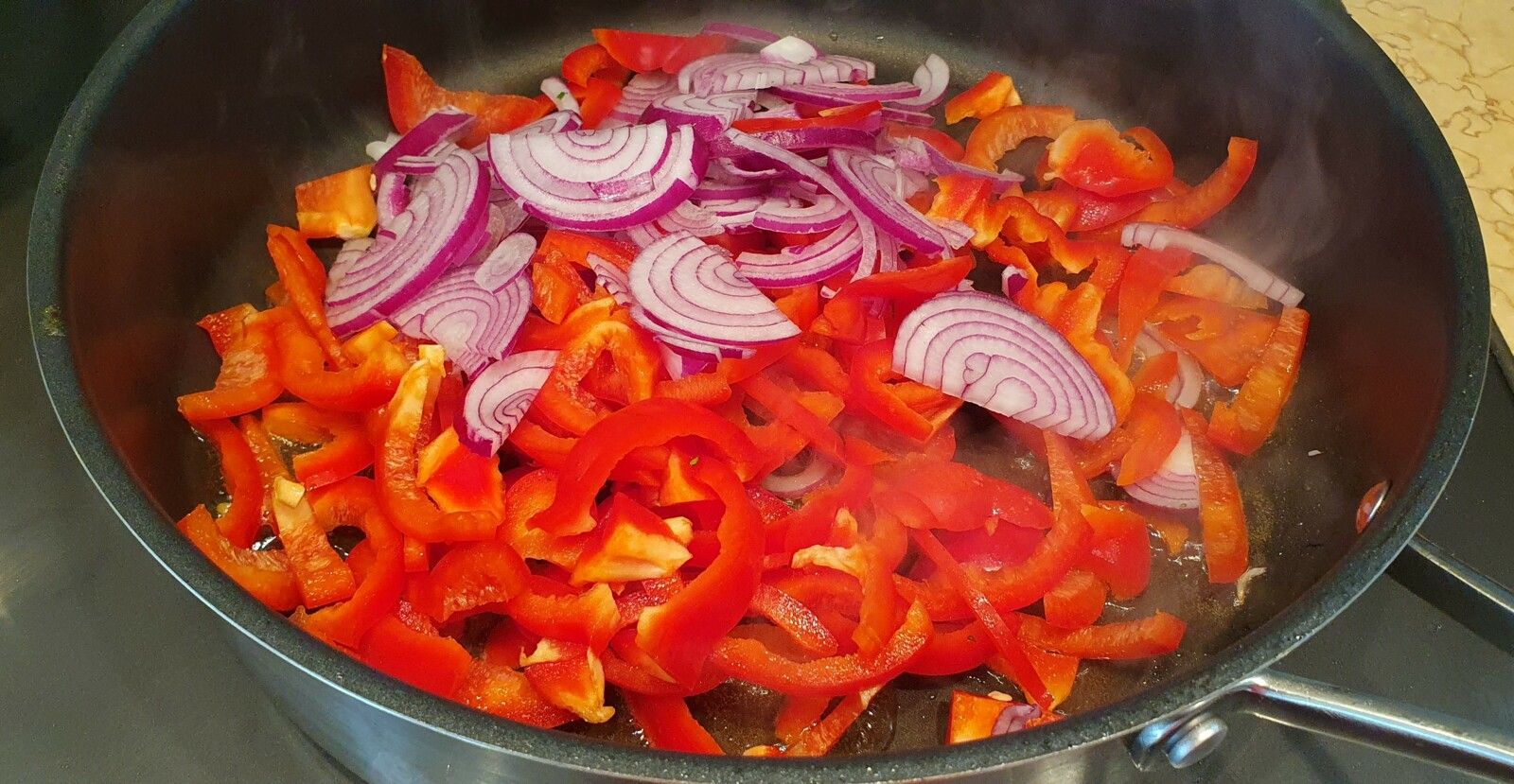 Steaks hachés maison, sauce aux poivrons et à la crème