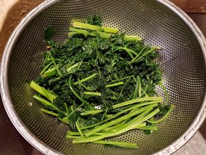 Escargots sur jus de persil et crème d'ail